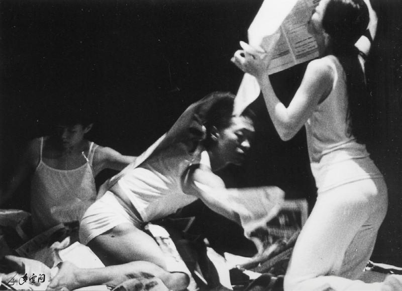 《冇關係》為「多空間」於1995年的創團作品, 當年主要舞者除嚴明然外還邀請了黃茹及梁家權參 與。攝影 張志偉