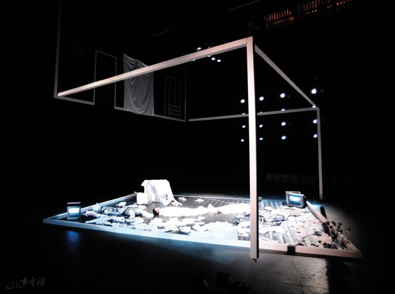 2010年《不是雙人房》於元朗劇院重演，除運 用其旋轉舞台外，並且由第二代舞者，李健偉、馬師 雅、宋楠及Christine Kehr主演。