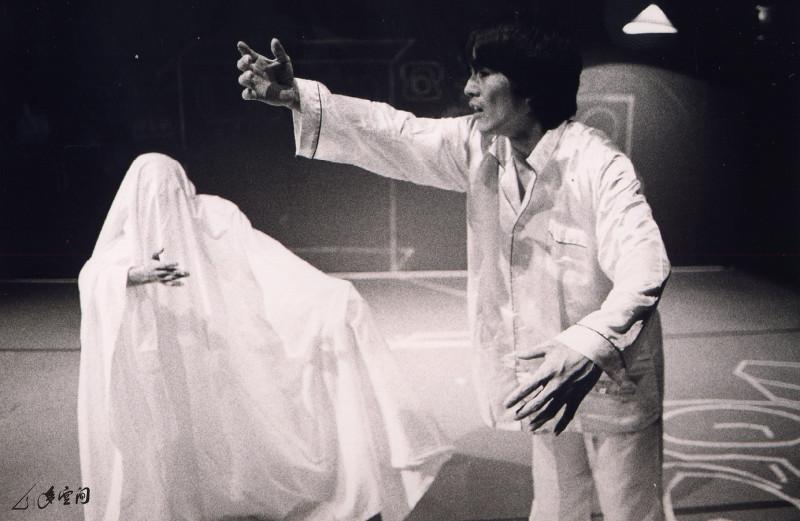 《不是雙人房》於1995年首演於藝術中心麥 高利小劇場，由馬才和及嚴明然編舞及演繹作品。 攝影 張志偉