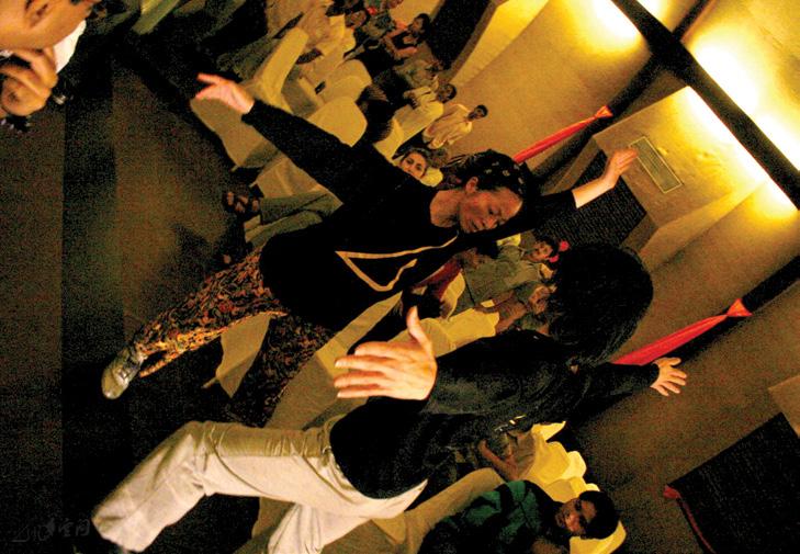 Victor 和 Mandy 於印度加爾答Interface藝術節演出 《緣舞場四‧如此》。