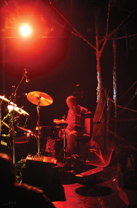 《緣舞場二十六‧生鬼聚會》邀來日本著名 敲擊樂家豐住芳三郎來港演出。攝影 Jesse Clockwork