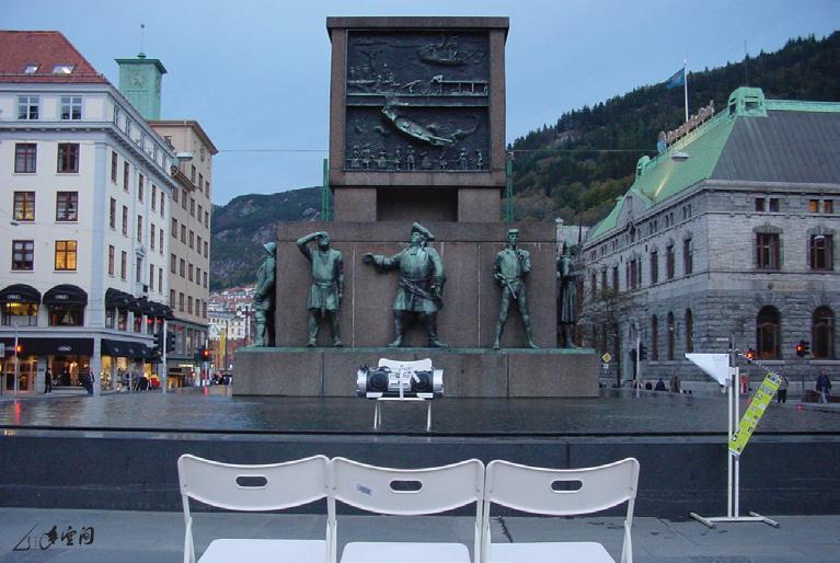 於挪威卑爾根市之街頭訪問，為《「舞」可能III》 的早期戶外版本。