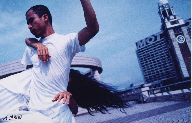 「多空間」為文化中心十周年慶典而度身訂造 的《舞蹈拼貼嘉年華》，當中運用劇院的水池、廣場、 走廊及劇院大堂等，進行一連串別開生面的環境舞蹈表演。 攝影 阿馬