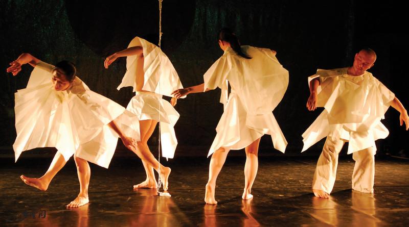 《呼吸II ― 現象》2008年邀請了台灣舞者郭乃妤 及韓國形體演員金大建，聯同香港的張藝生及嚴明然一 同演出。攝影 Jesse Clockwork
