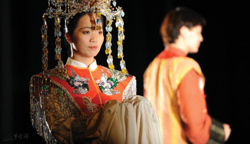 2011年《香港船與島的故事》於元朗劇院演藝廳的 演出，除豐富了劇情外，並加上多媒體投影。