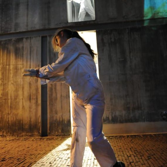 2009年《身體、空間與身份III》於深圳OCAT的演出。 攝影 姜斯棟