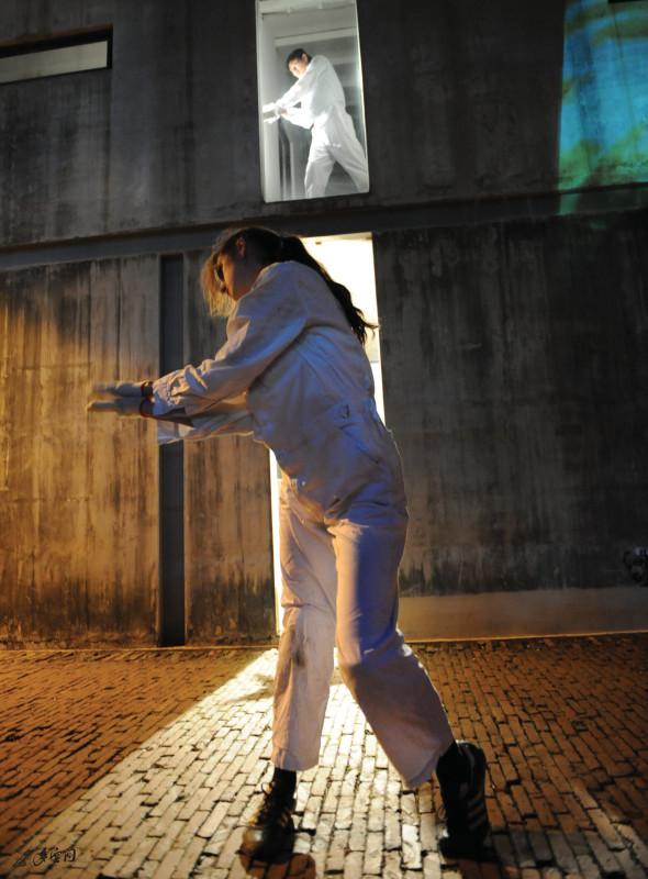 2009年《身體、空間與身份III》於深圳OCAT的演出。 攝影 姜斯棟