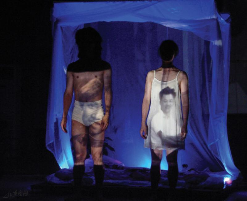 2005年 《身體、空間與身份II》於北京798時態空間 之演出。攝影 David Wong