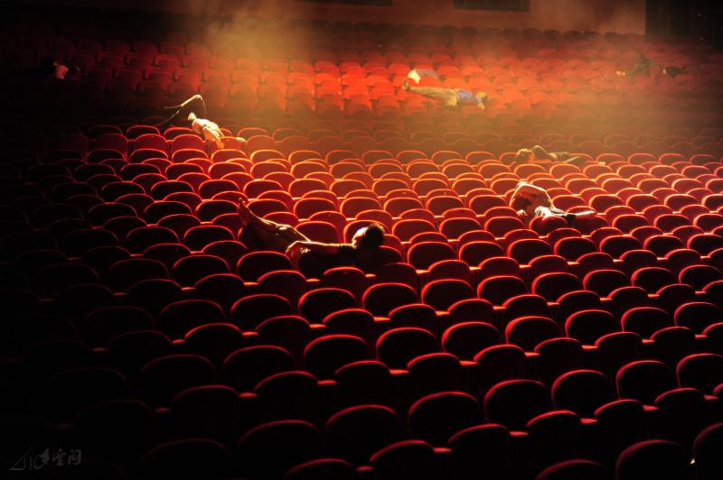 2010年《跳上跳落跳出跳入跳進元朗劇院》於元朗劇院表演。