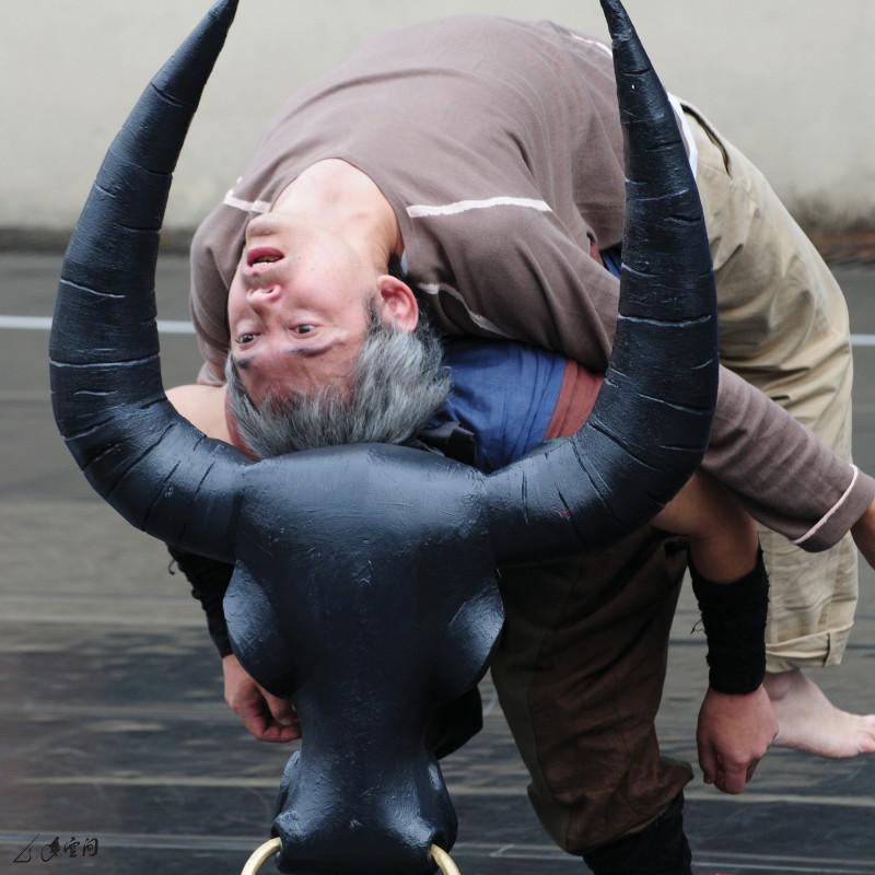 主角(大水牛)由胡智健飾演，他正躺在水牛背上 看星星