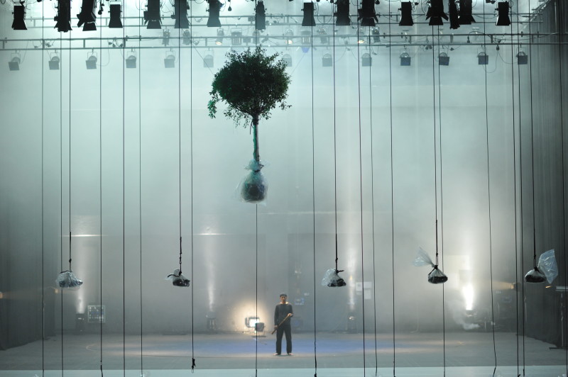 《昏迷II ─ 尋找失去的感覺》2012年於元朗劇院演藝廳演出。